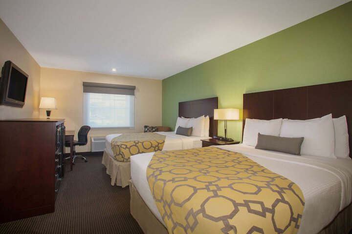 2 Queen Beds Mobility Accessible (5 of 11)