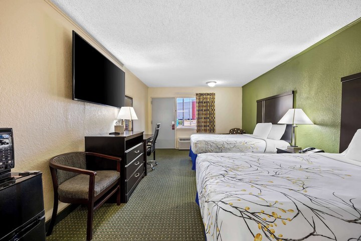 2 Double Beds (4 of 8)