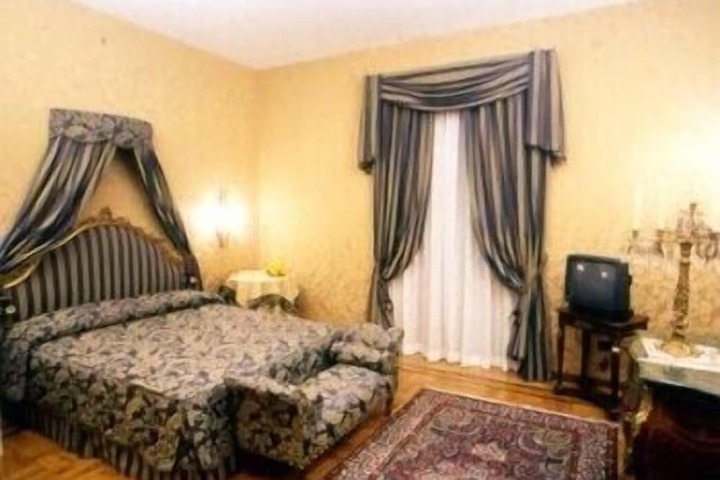 Room 16 of 70