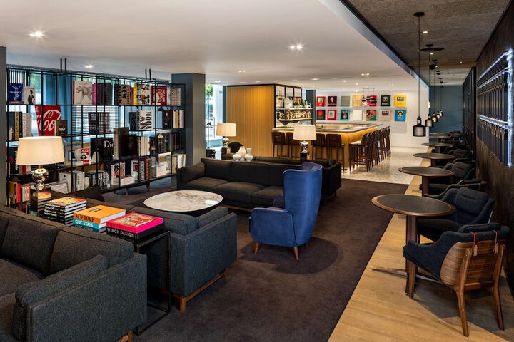 Lounge 56 of 77