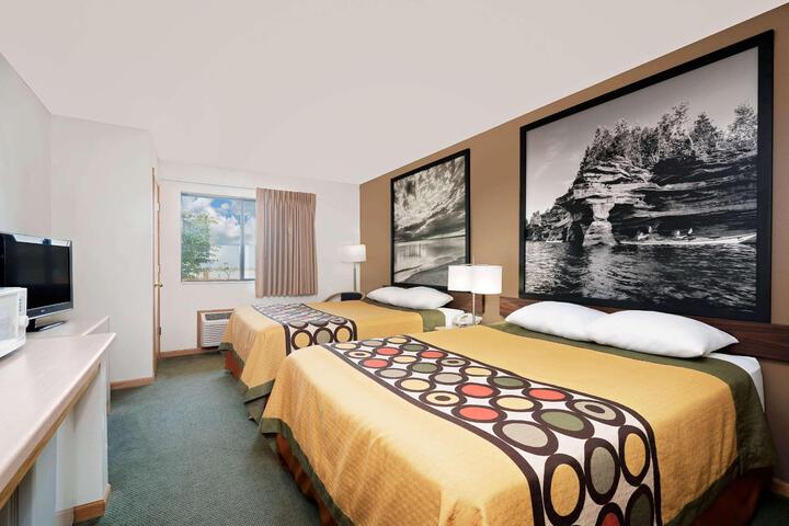 2 Queen Beds (2 of 3)