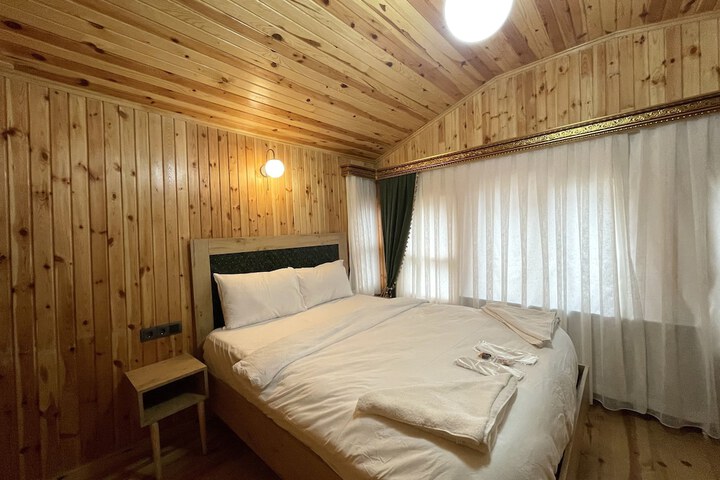 Room 7 of 100