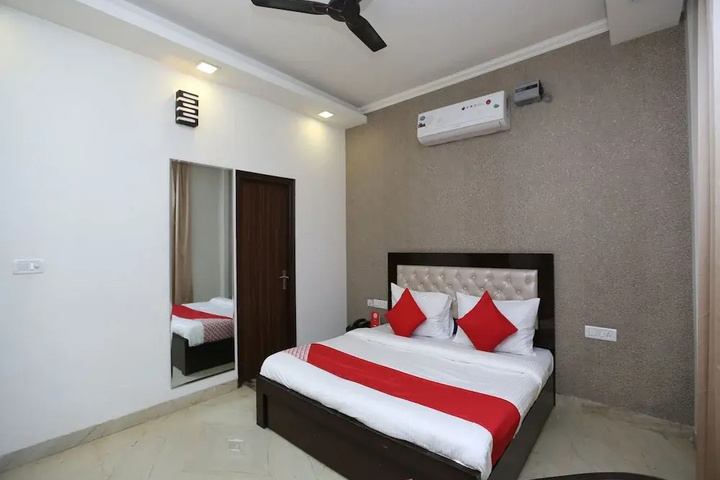 Room 4 of 9