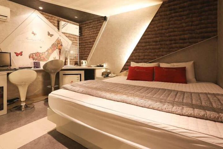 Room 33 of 59