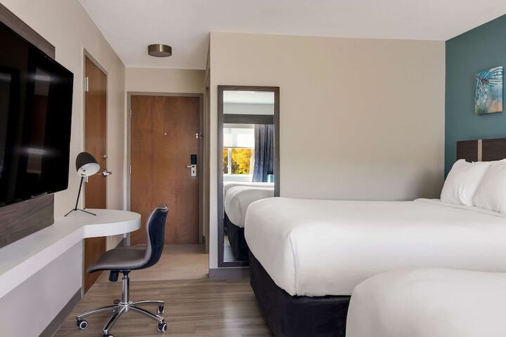 1 Queen Bed (4 of 16)