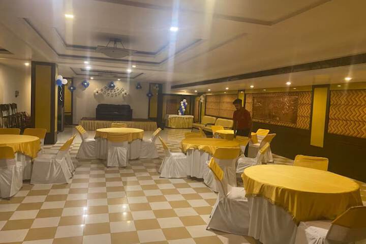 Ballroom/Hall 35 of 38