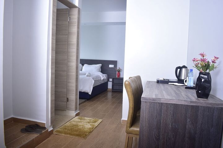 Room 6 of 13