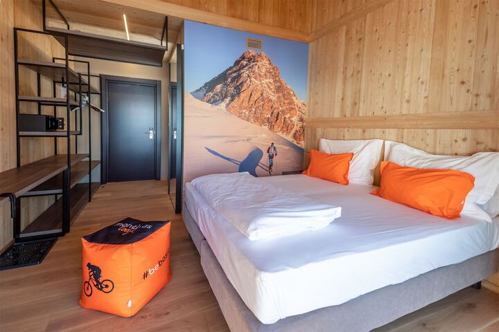 Room 3 of 27