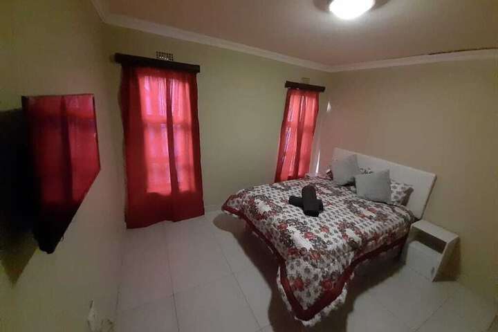 Room 4 of 8