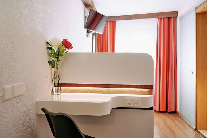 Room 4 of 25