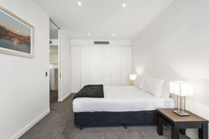 Room 6 of 10