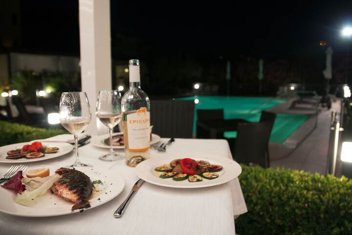 Dining 47 of 49