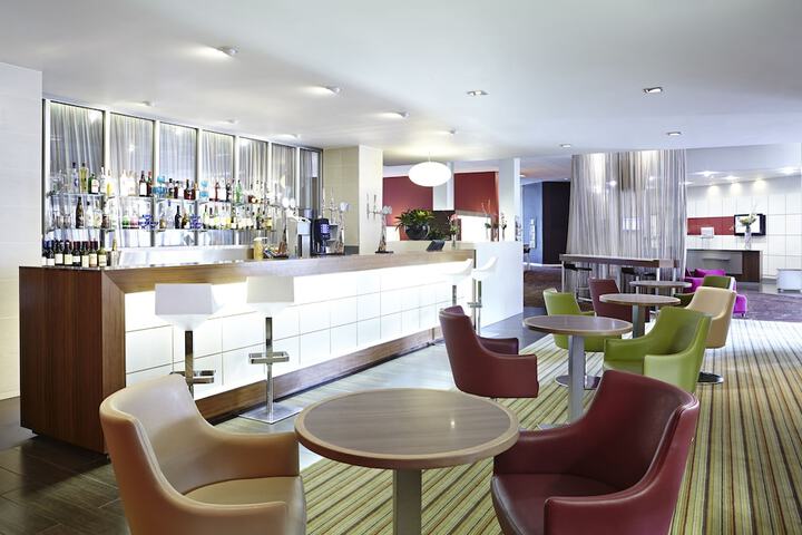 Lounge 51 of 67