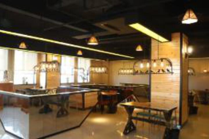 Baishichang Longquan Hotel (Urumqi International Grand Bazamin Street)