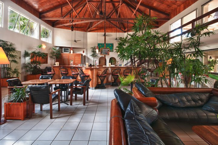 Lounge 26 of 37