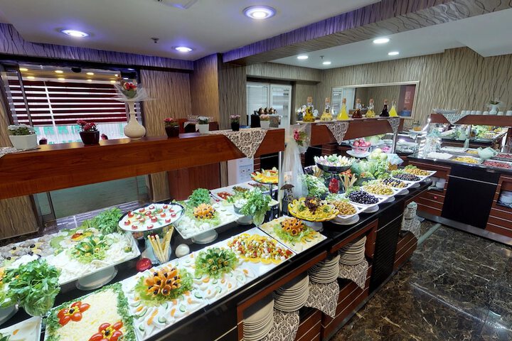 Dining 42 of 48