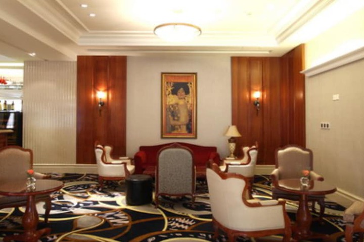 Lounge 26 of 28