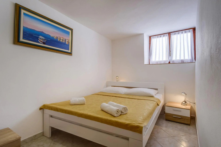 Room 4 of 11