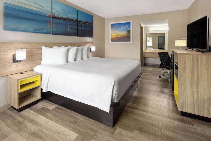 1 King Bed (3 of 4)