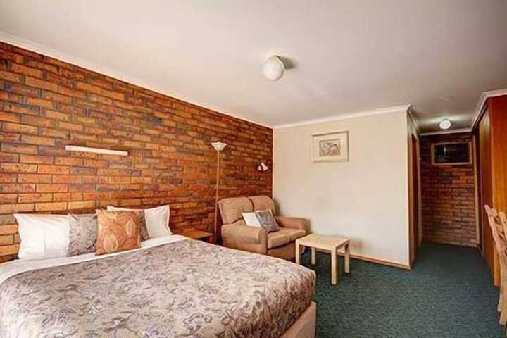 Room 13 of 33