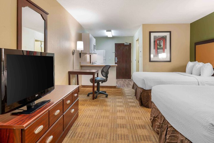 Studio Suite Queen Bed (3 of 15)