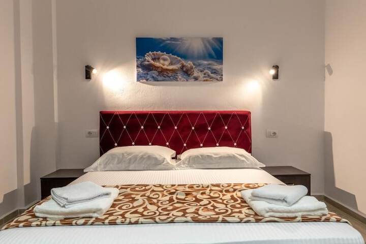 Room 28 of 163