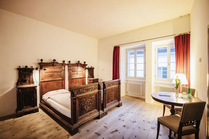 Room 6 of 28