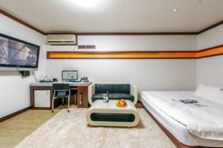 Room 32 of 37