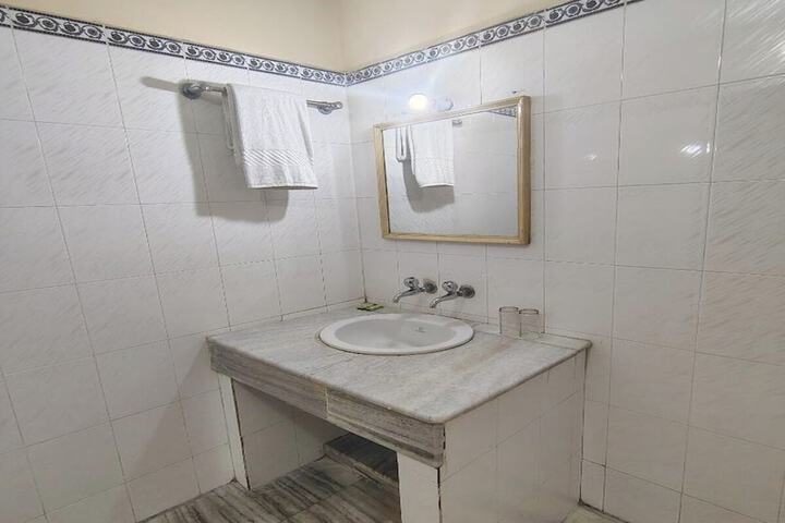 Room 9 of 12