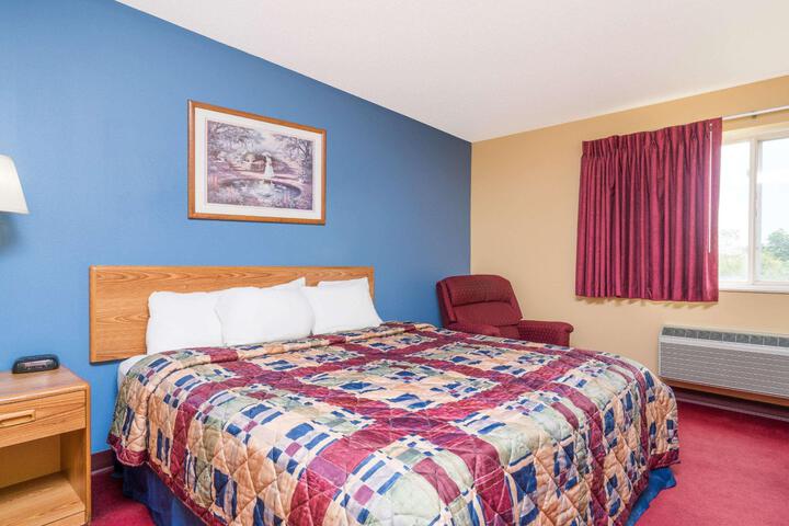 1 King Bed (2 of 5)