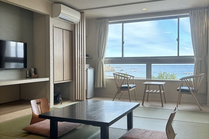 Room 6 of 10