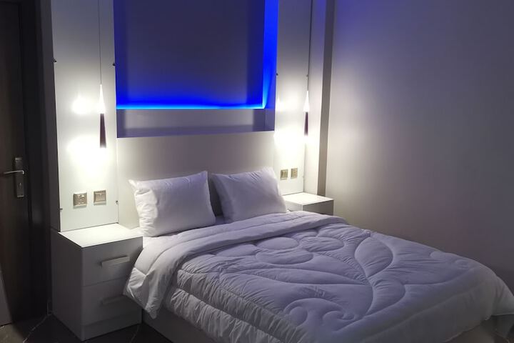 Room 10 of 14