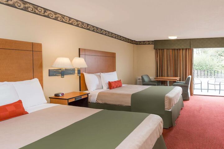1 Queen Bed (4 of 13)