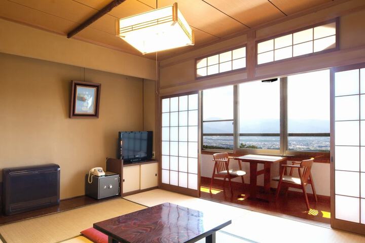 Room 4 of 107