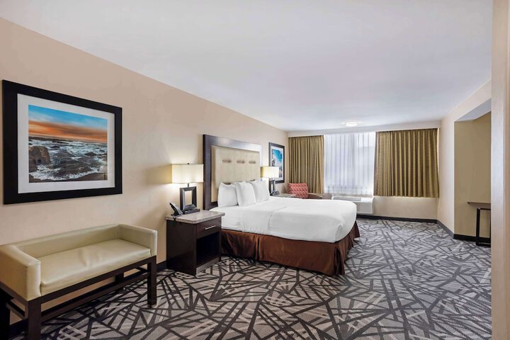 1 King Bed High Speed Internet Accessible Microwave and Refrigerator, Coffee Maker, Hairdryer Iron and Ironing Board Full Breakfast (6 of 12)