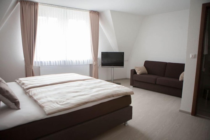 Room 9 of 26