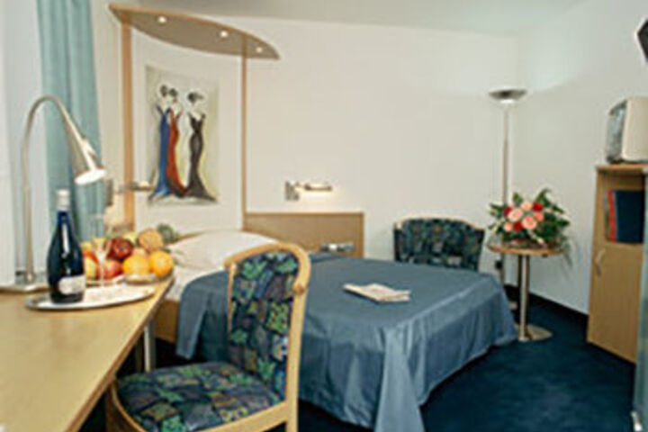 Room 12 of 32