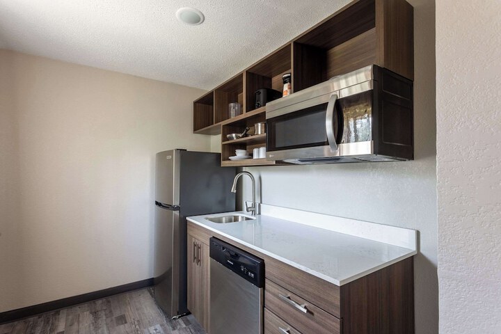 1 Queen Bed Efficiency Suite (17 of 19)