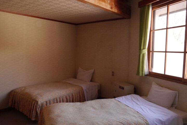 Room 6 of 32