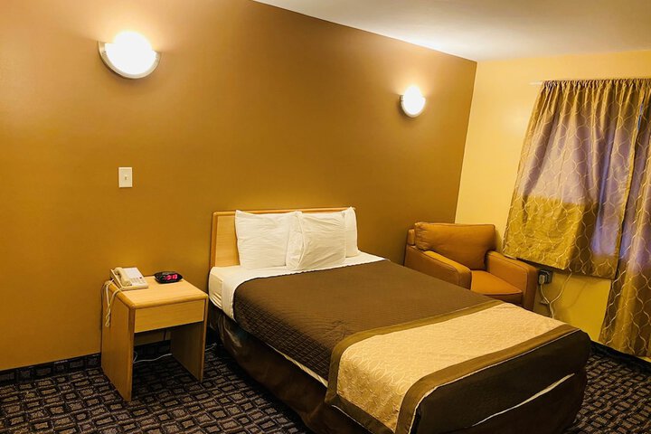 1 Queen Bed (8 of 14)