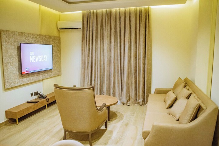Room 5 of 16