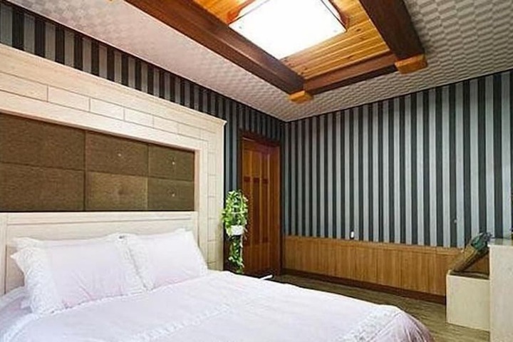Room 13 of 28