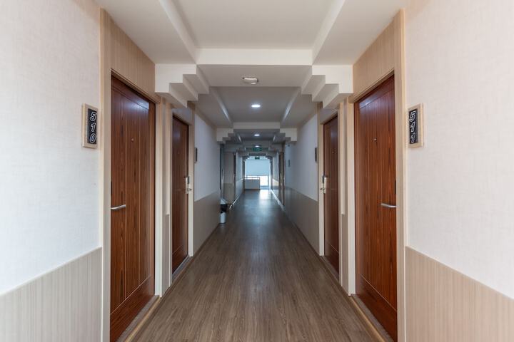 Ballroom/Hall 13 of 14