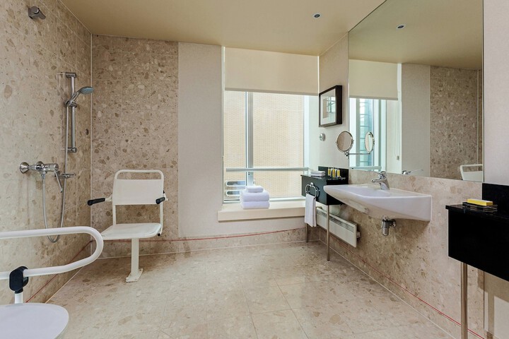 Room 32 of 69