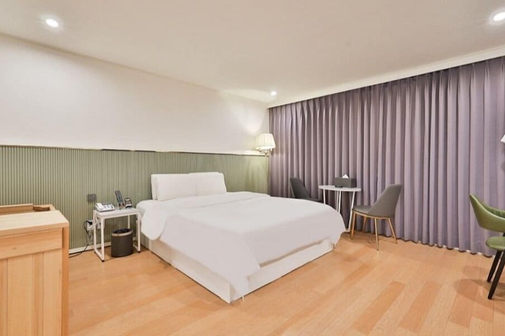 Room 5 of 44