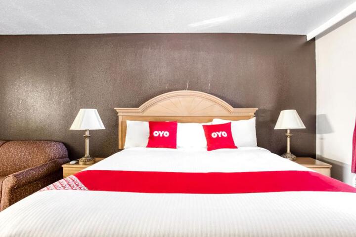 1 King Bed (3 of 11)