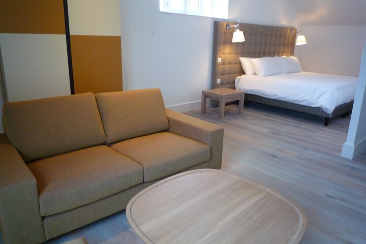 Room 42 of 144