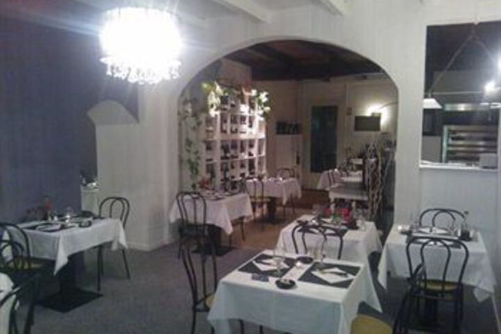 Dining 4 of 15