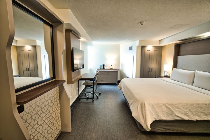 1 Queen Bed (3 of 12)