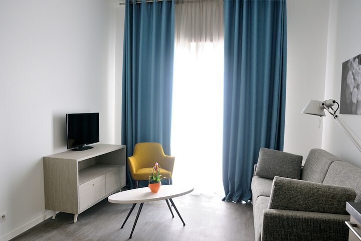 Room 9 of 77